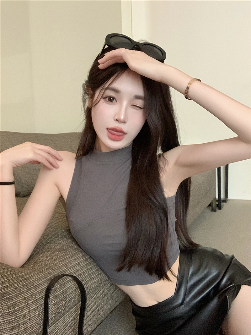 A sweet and hot girl with a small stand-up collar and a halter top. This is a short, tight-fitting, sleeveless top for women to wear outside in summer