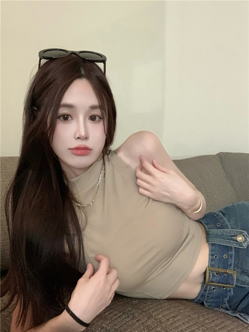 A sweet and hot girl with a small stand-up collar and a halter top. This is a short, tight-fitting, sleeveless top for women to wear outside in summer details Picture