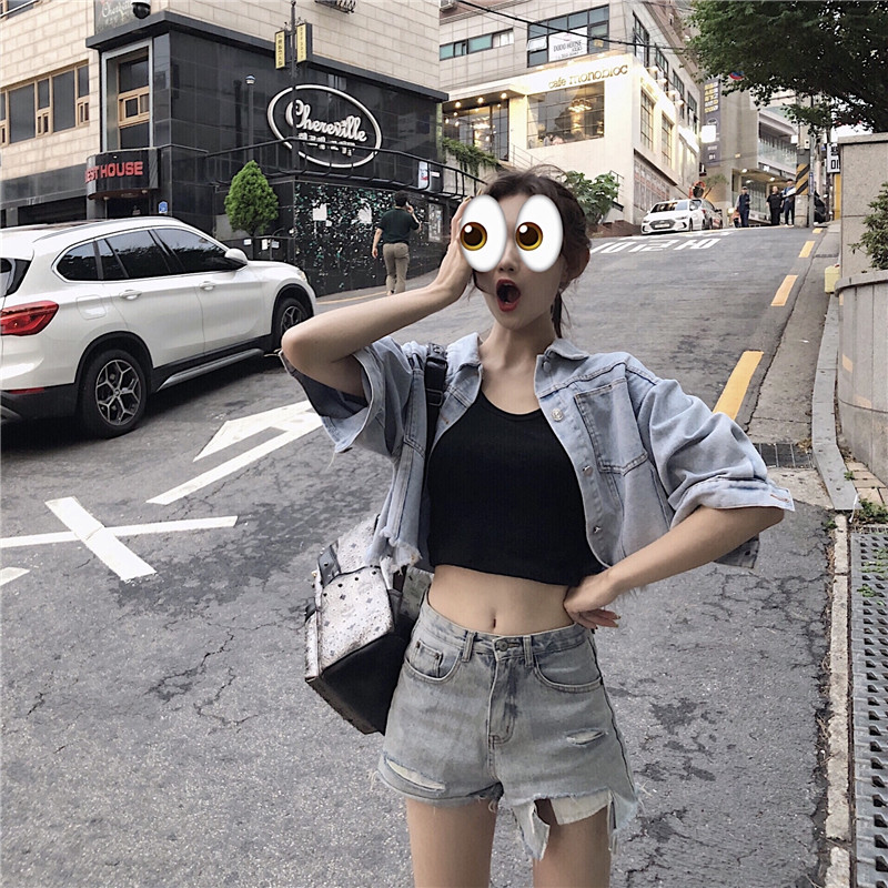 In summer, it's trendy to wear a short, sporty Hyuna top with a halter top for women and a crop top with a slimming base layer Application Scenario