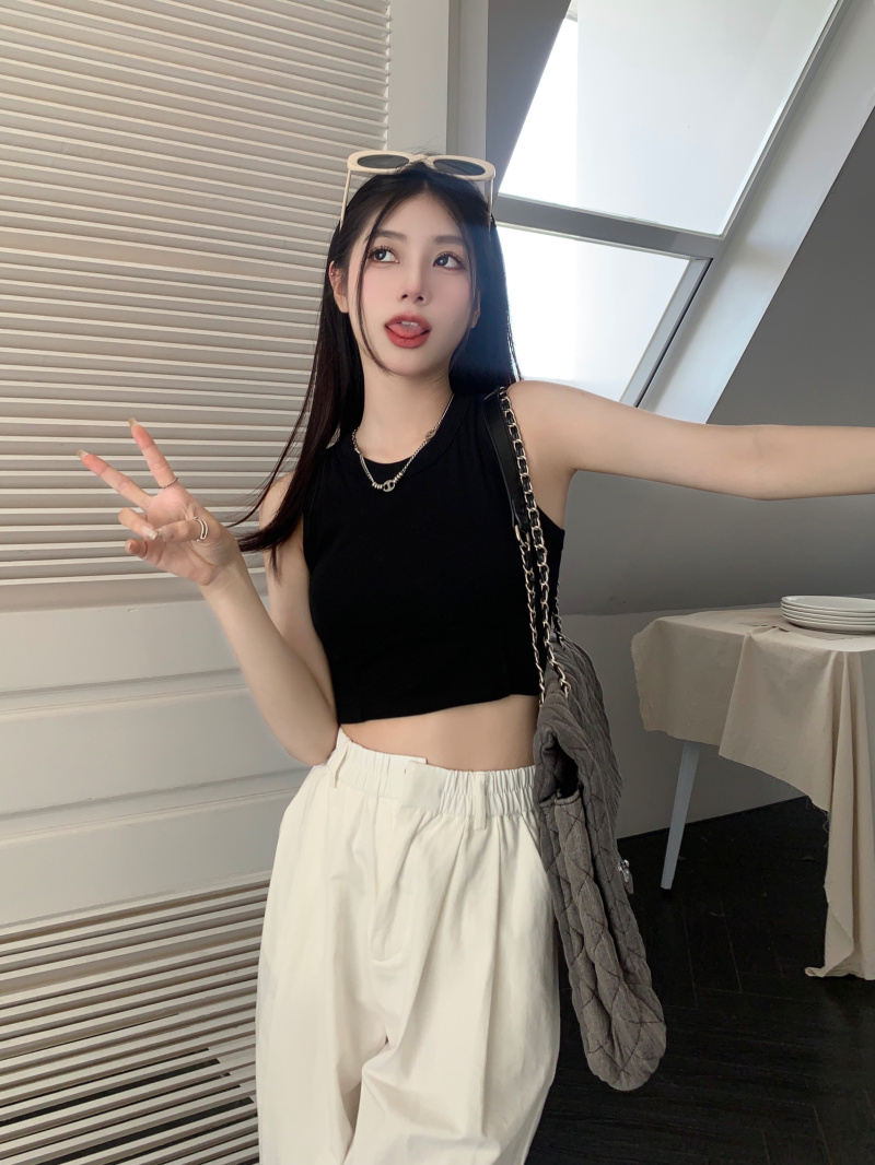 Green women's summer hot girl I-shaped sporty sleeveless slim short top for outerwear Application Scenario