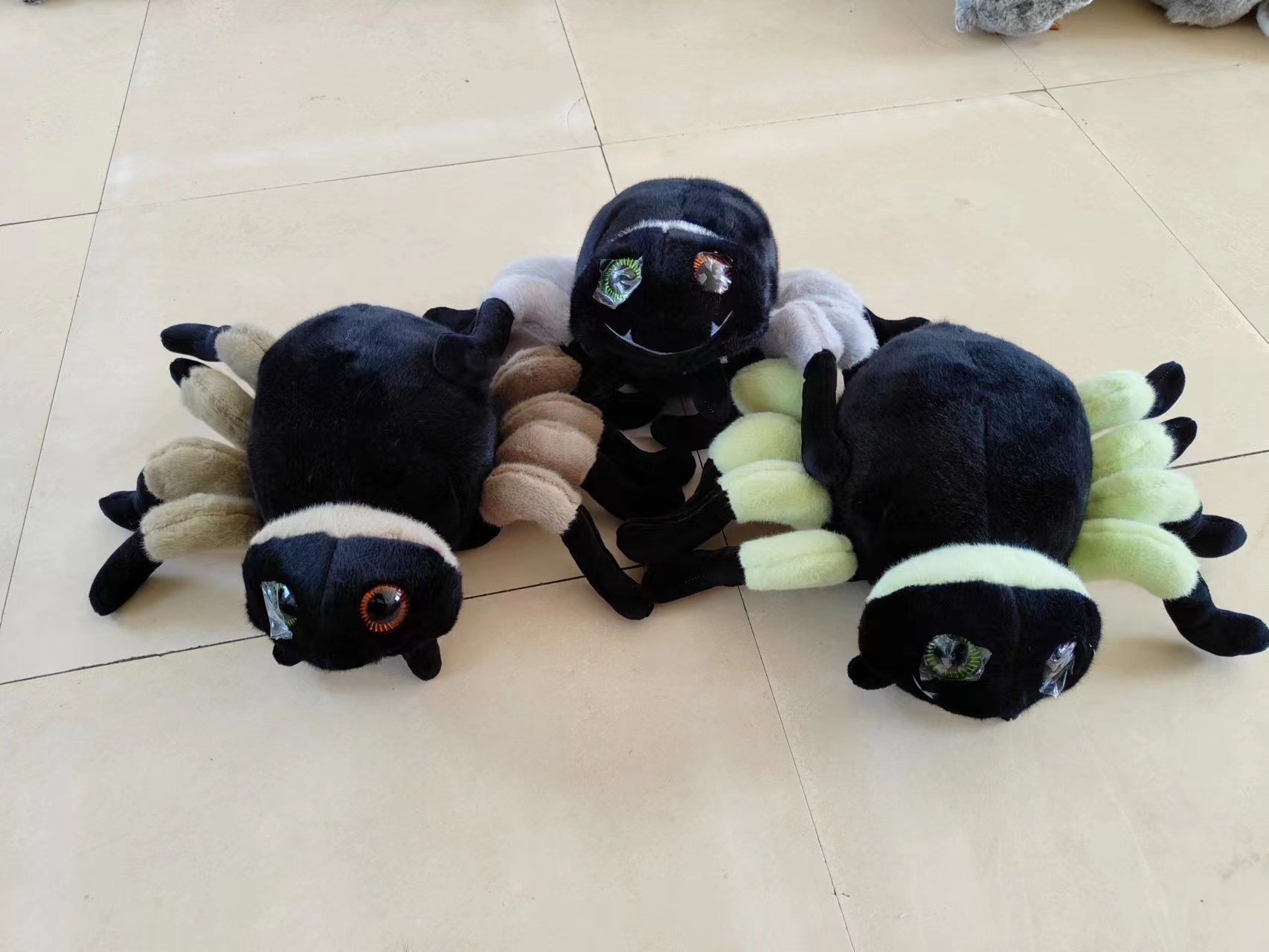 Simulated spider dolls, cartoon big-eyed spider plush toys, children's insect dolls. Messages can be left individually vacuum-packed