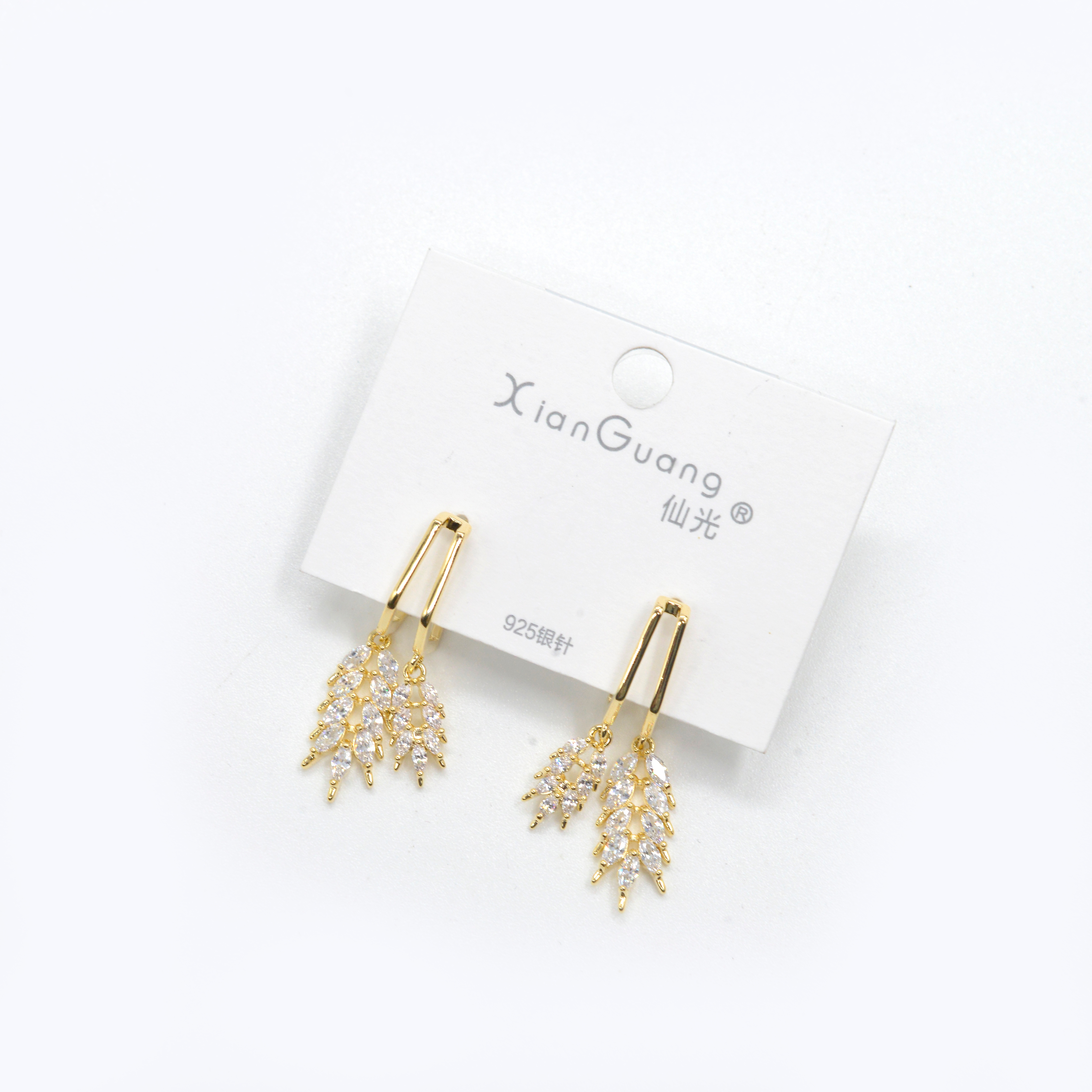 New earrings, with a niche design and a high-end feel, are popular earrings for women. They are anti-allergy 925 silver needles with diamonds and fashionable stud earrings Specification image