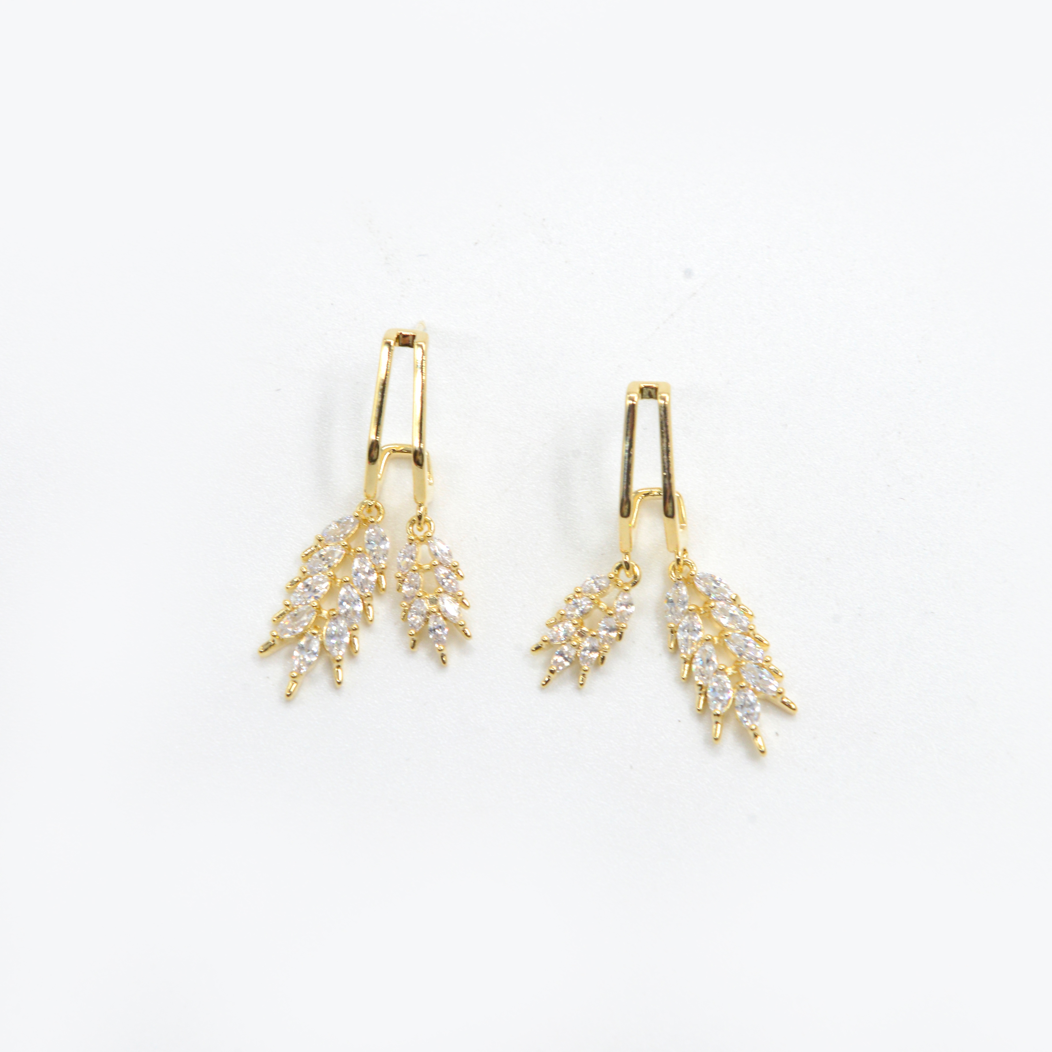 New earrings, with a niche design and a high-end feel, are popular earrings for women. They are anti-allergy 925 silver needles with diamonds and fashionable stud earrings Application Scenario