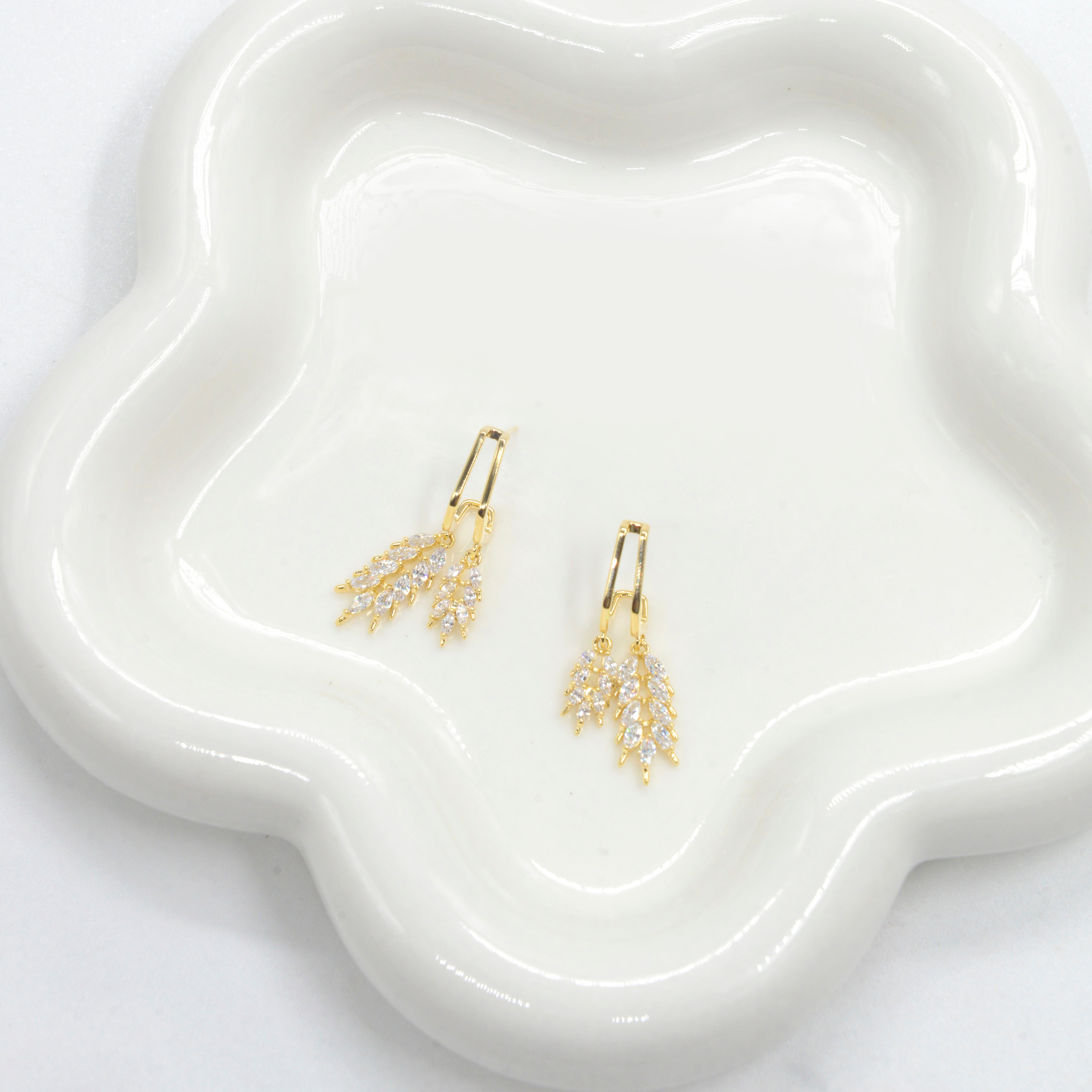 New earrings, with a niche design and a high-end feel, are popular earrings for women. They are anti-allergy 925 silver needles with diamonds and fashionable stud earrings