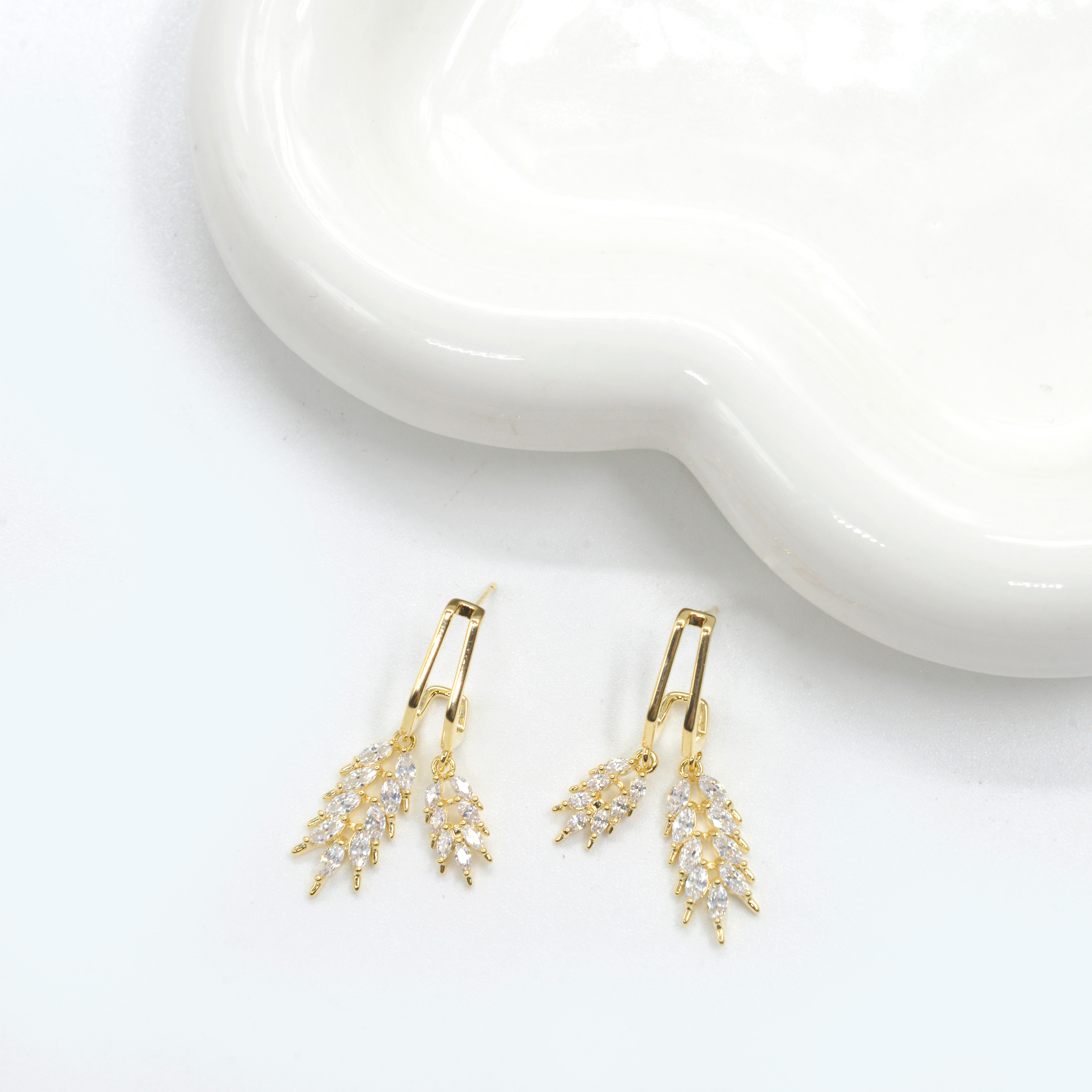 New earrings, with a niche design and a high-end feel, are popular earrings for women. They are anti-allergy 925 silver needles with diamonds and fashionable stud earrings details Picture
