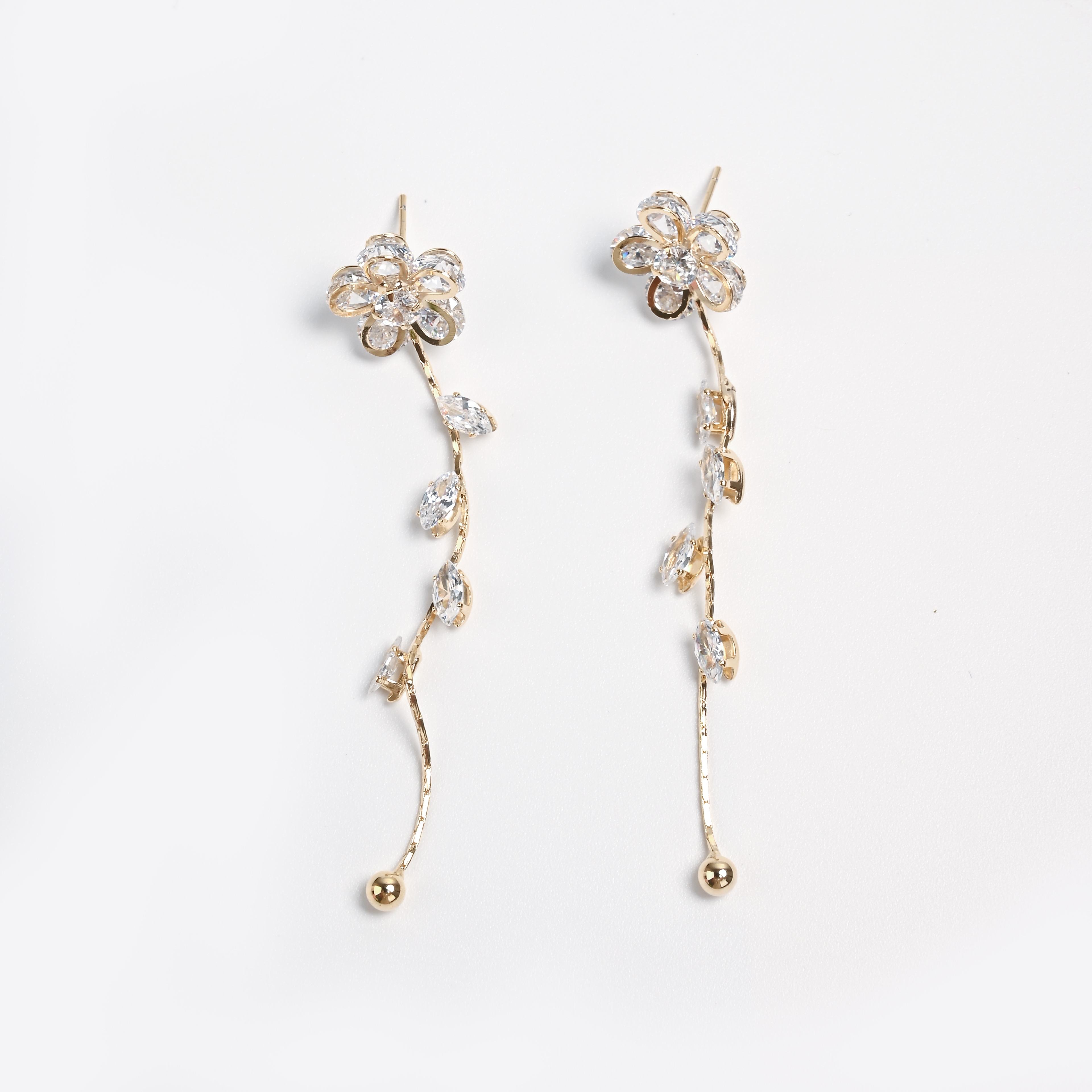 New earrings, niche design, high-end feel, popular earrings for women, anti-allergy 925 silver needle flower with diamond fashionable earrings wholesale Specification image