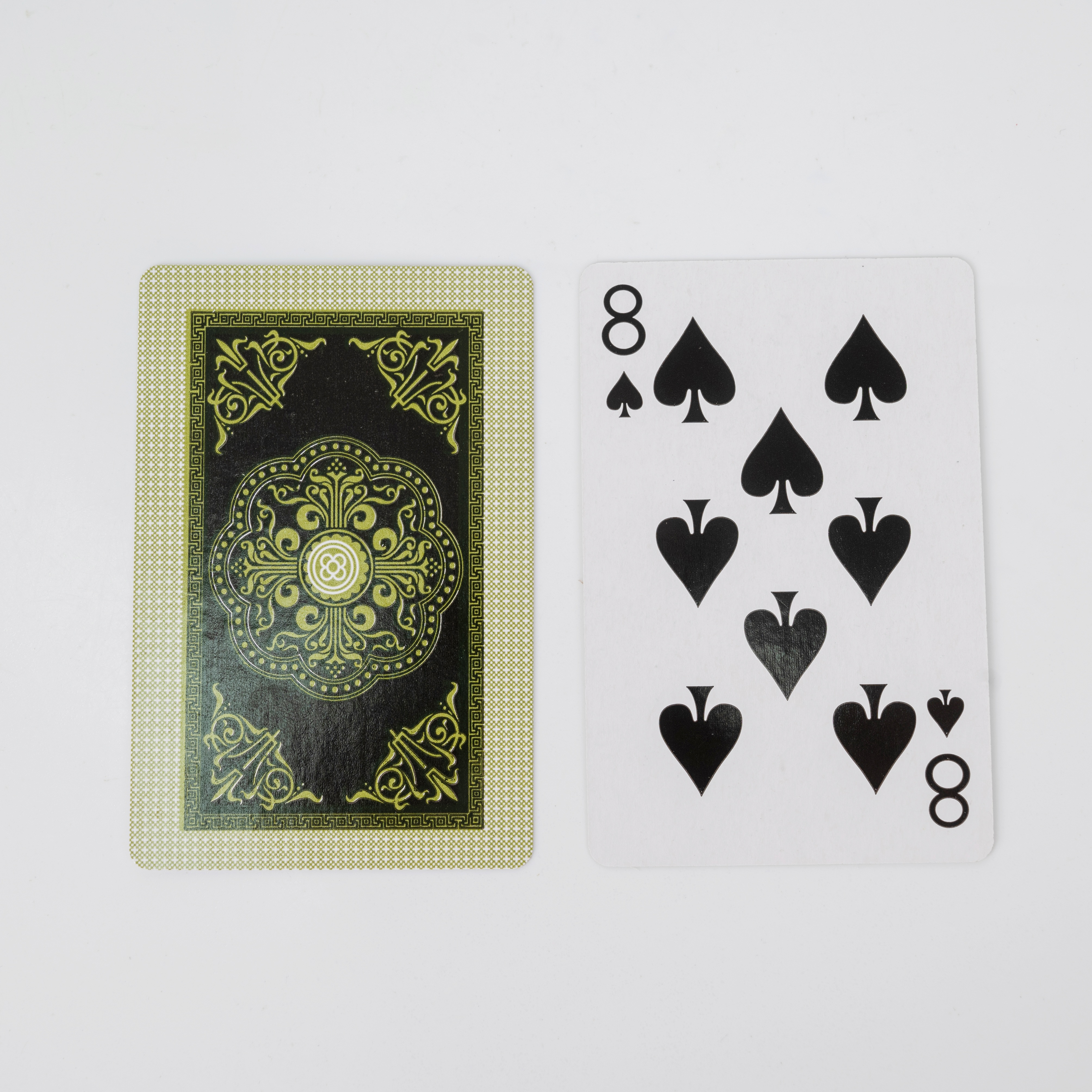 扑克牌/纸牌/掼蛋扑克铁盒/三国杀/纸牌游戏白底实物图