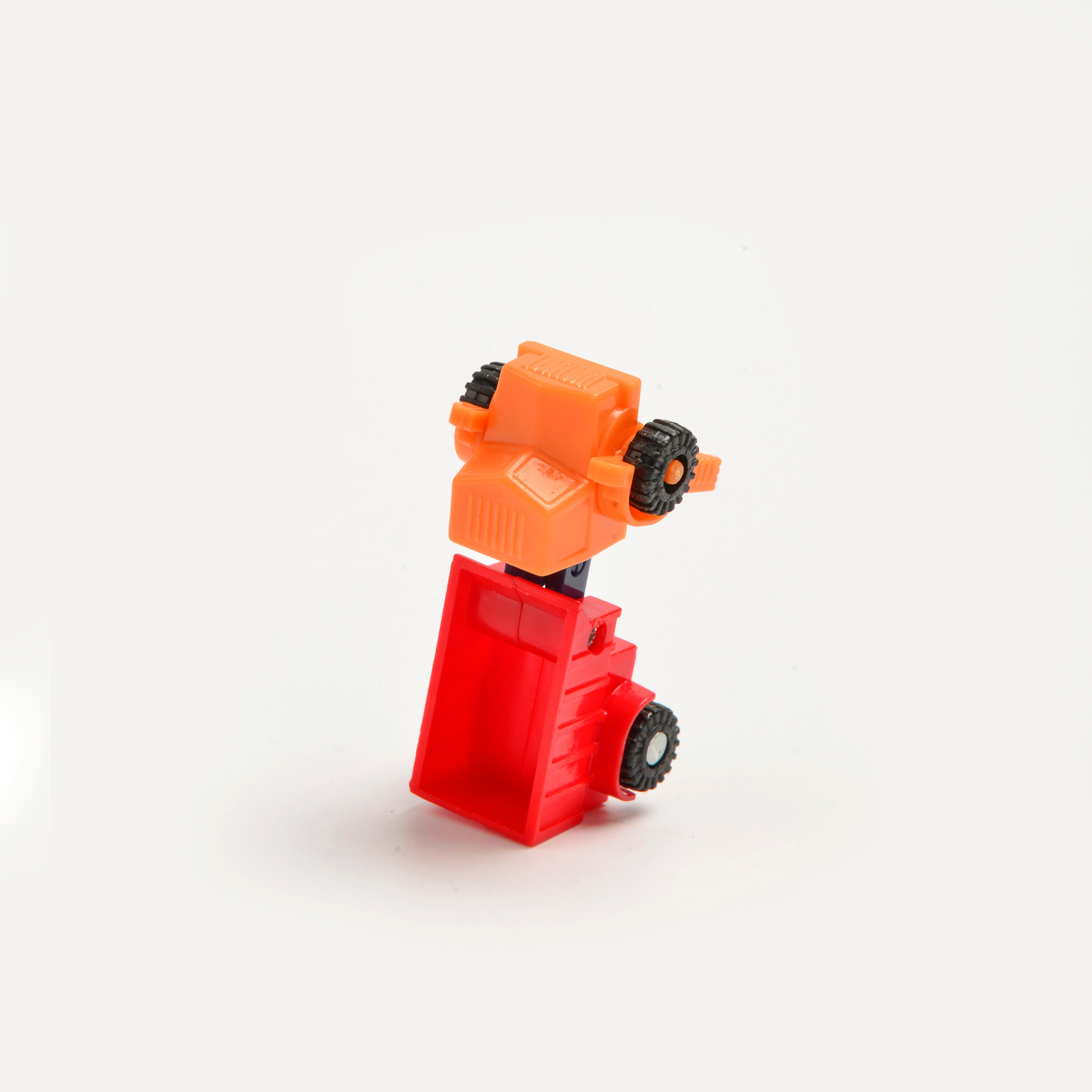 扭蛋玩具/变形小车/益智玩具白底实物图