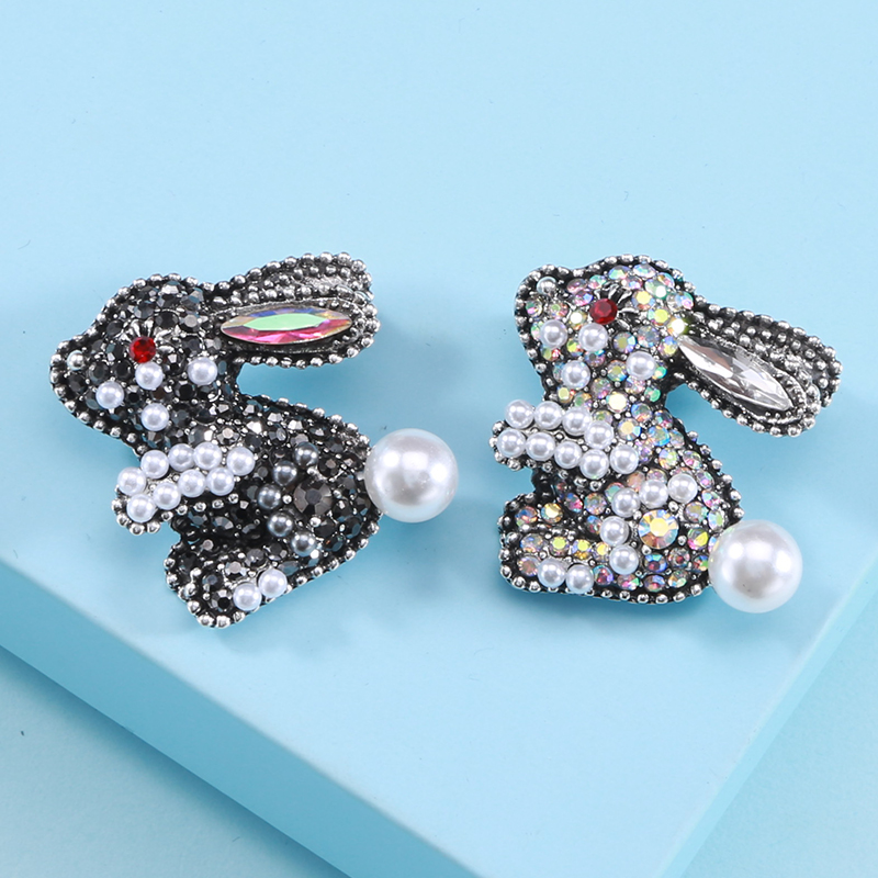 Factory direct sales of creative and light luxury Korean version new best-selling cartoon water diamond little white rabbit light luxury creative retro brooches, simple and fashionable accessory pins in stock details Picture