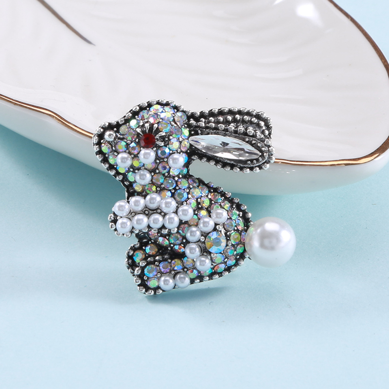 Factory direct sales of creative and light luxury Korean version new best-selling cartoon water diamond little white rabbit light luxury creative retro brooches, simple and fashionable accessory pins in stock Specification image