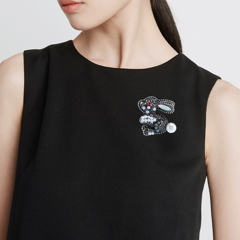 Factory direct sales of creative and light luxury Korean version new best-selling cartoon water diamond little white rabbit light luxury creative retro brooches, simple and fashionable accessory pins in stock