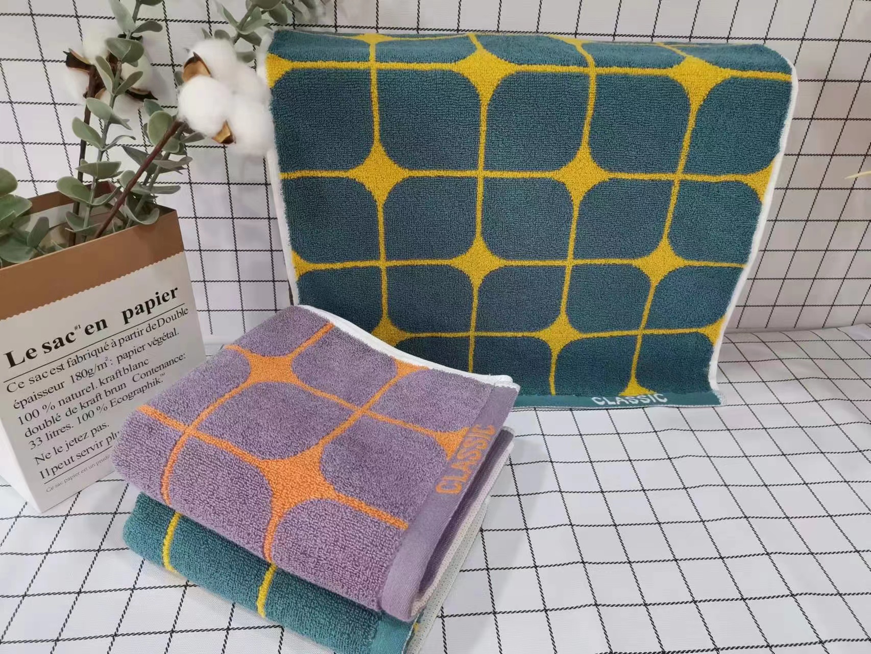 Shenduo dark-colored geometric towels, dirt-resistant household soft absorbent towels, gift towels Application Scenario