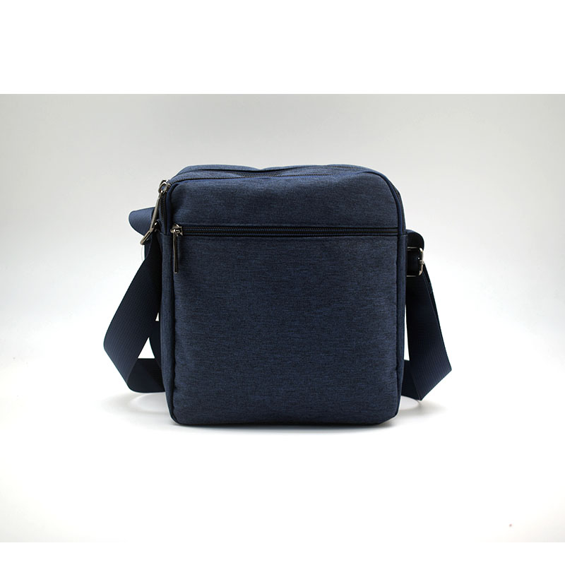 The men's bag is worn diagonally Specification image