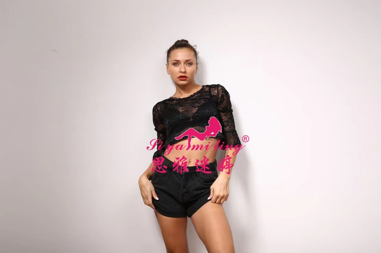 The new autumn and winter style features a semi-high-neck lace base layer for women, paired with a short-sleeved T-shirt and a stylish top Specification image