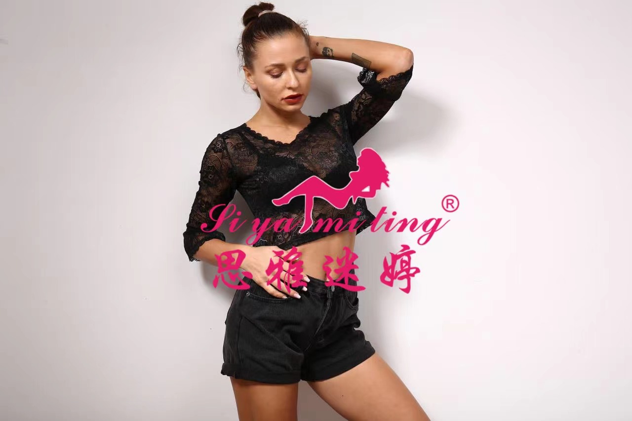 The new autumn and winter style features a semi-high-neck lace base layer for women, paired with a short-sleeved T-shirt and a stylish top Application Scenario