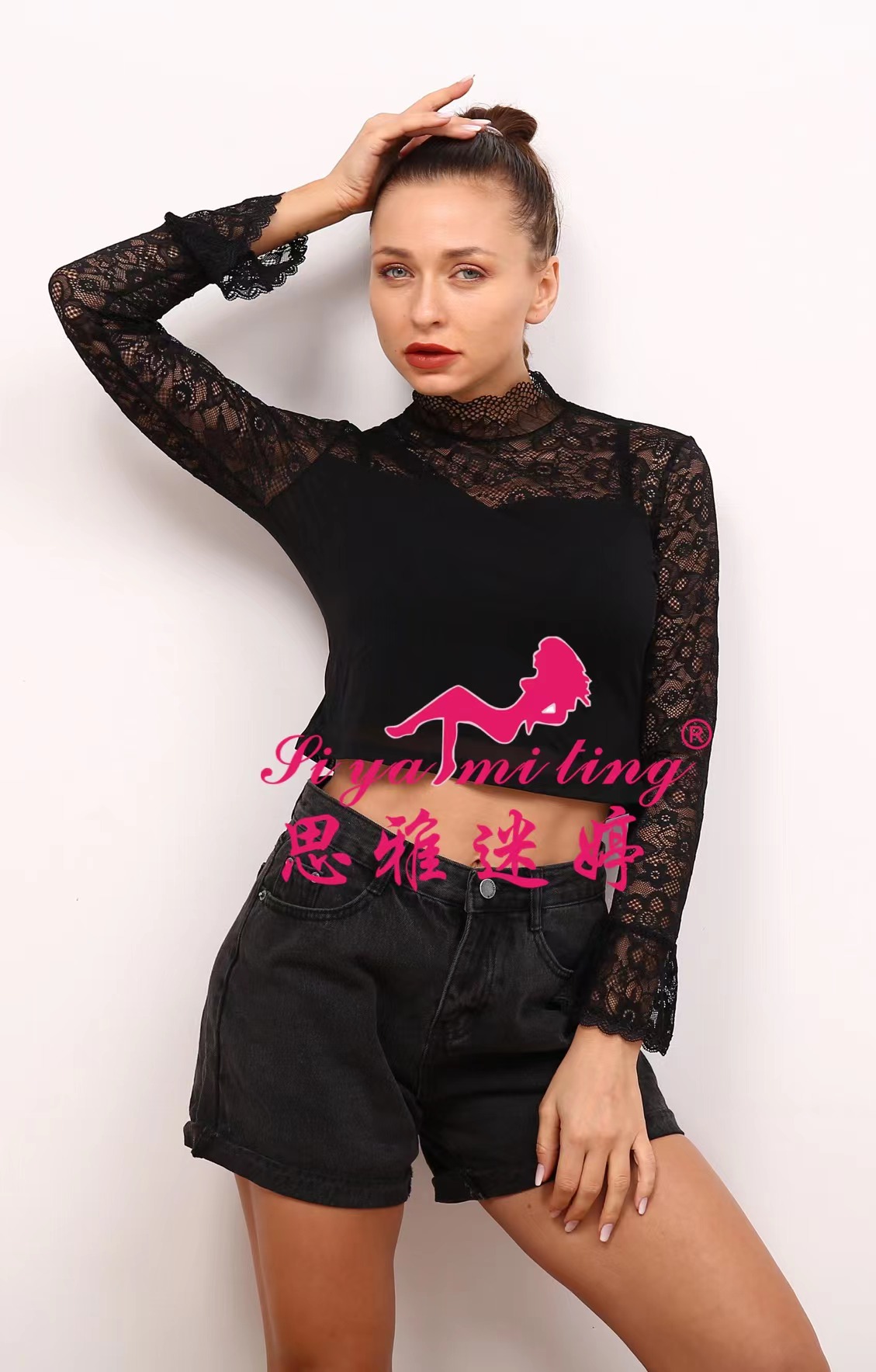 A new stylish semi-high-neck lace base layer for women in autumn and winter, paired with a long-sleeved T-shirt and a short top