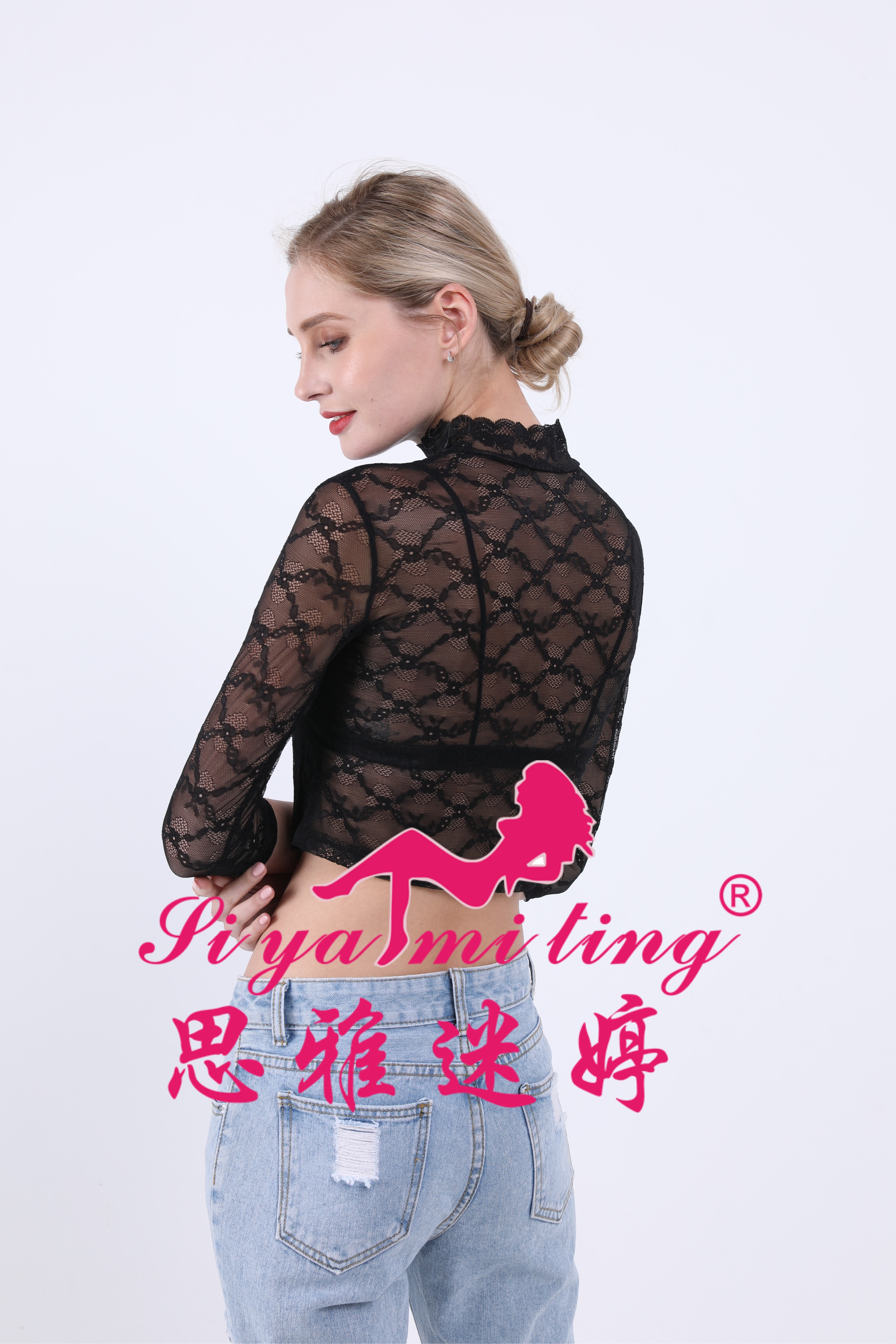 A new stylish mid-high neck lace base layer for women in autumn and winter, paired with a long-sleeved T-shirt and a short transparent cutout top Item Picture
