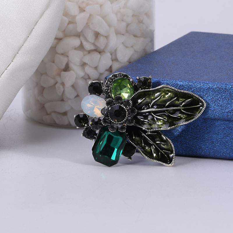 Factory direct sales of creative and light luxury Korean version new best-selling water diamond knot rose light luxury creative retro brooch, simple and fashionable accessory pin in stock