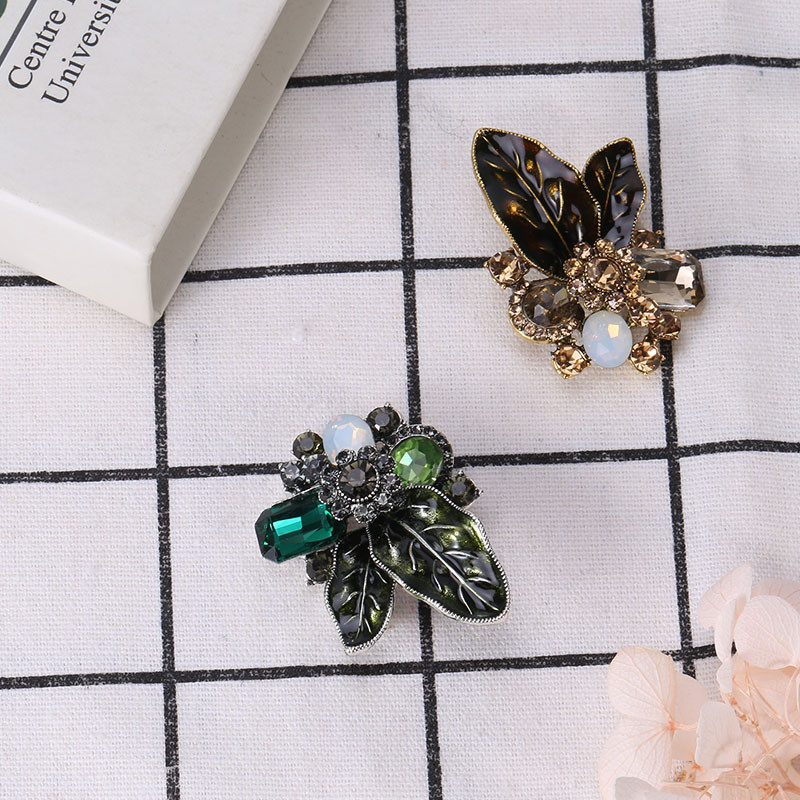 Factory direct sales of creative and light luxury Korean version new best-selling water diamond knot rose light luxury creative retro brooch, simple and fashionable accessory pin in stock Application Scenario