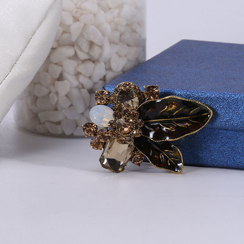 Factory direct sales of creative and light luxury Korean version new best-selling water diamond knot rose light luxury creative retro brooch, simple and fashionable accessory pin in stock details Picture