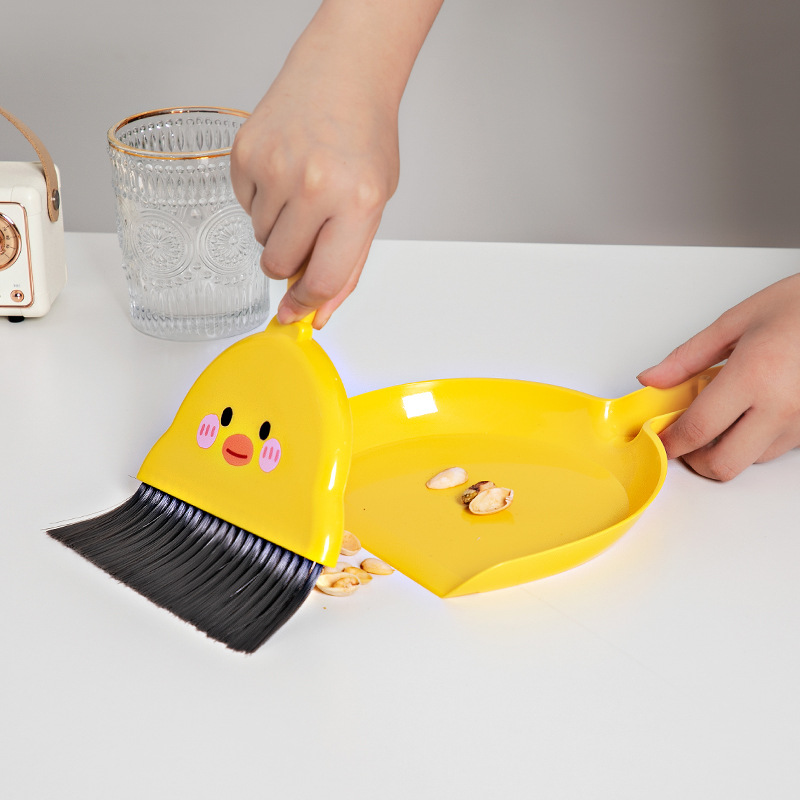 Desktop mini broom set, table sweeping tool, small broom, desk, table, children and primary school students' dustpan combination Application Scenario