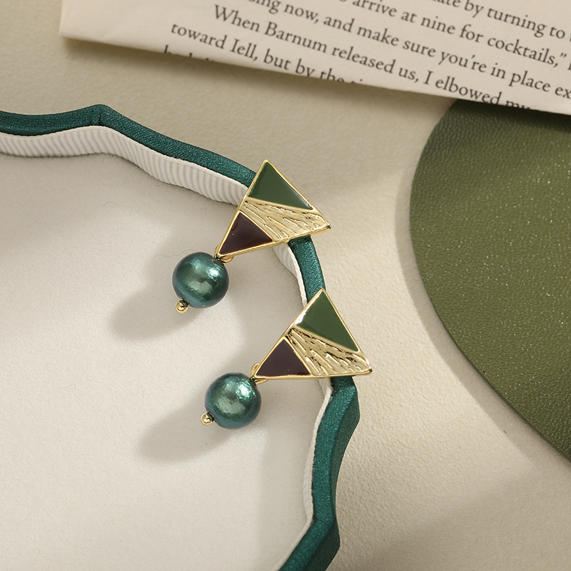 Yudie's new niche design geometric shape metal bead earrings are unique, versatile, elegant and fashionable. They are Yudie accessories details Picture