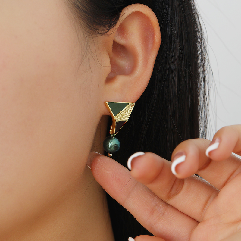 Yudie's new niche design geometric shape metal bead earrings are unique, versatile, elegant and fashionable. They are Yudie accessories Item Picture