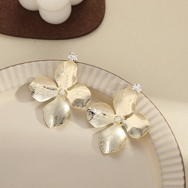 The new Korean-style cold and cool metal fashion exaggerated earrings and stud accessories from Yudie