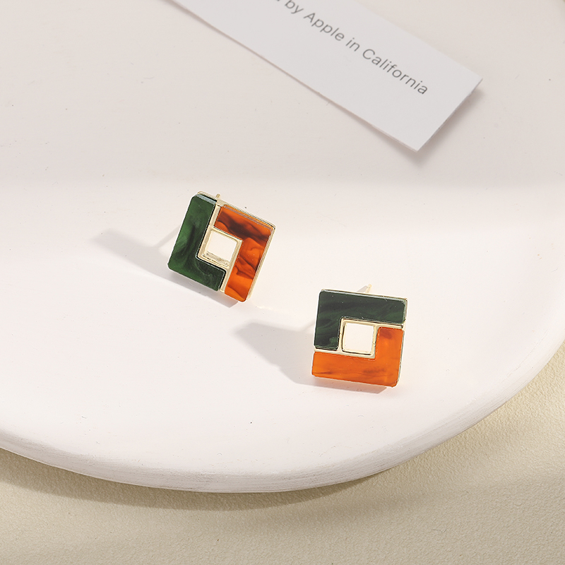 The new Korean-style color-blocking and patchwork earrings and stud accessories from Yudie are stylish and versatile details Picture