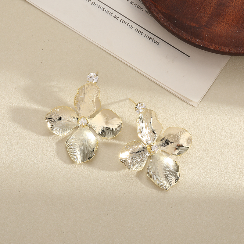The new Korean-style cold and cool metal fashion exaggerated earrings and stud accessories from Yudie details Picture