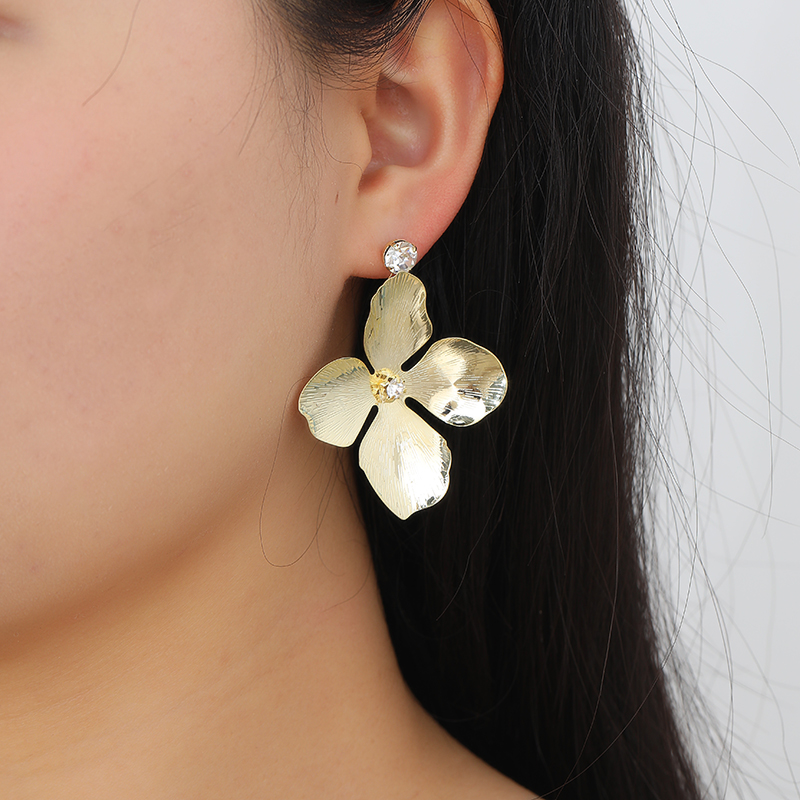 The new Korean-style cold and cool metal fashion exaggerated earrings and stud accessories from Yudie Application Scenario