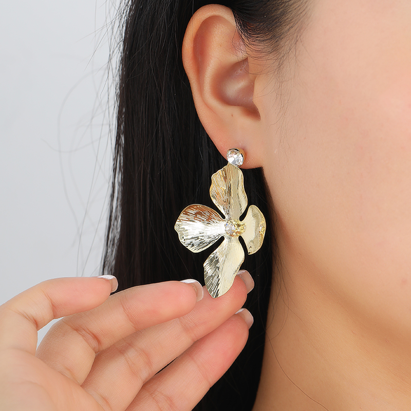 The new Korean-style cold and cool metal fashion exaggerated earrings and stud accessories from Yudie Specification image