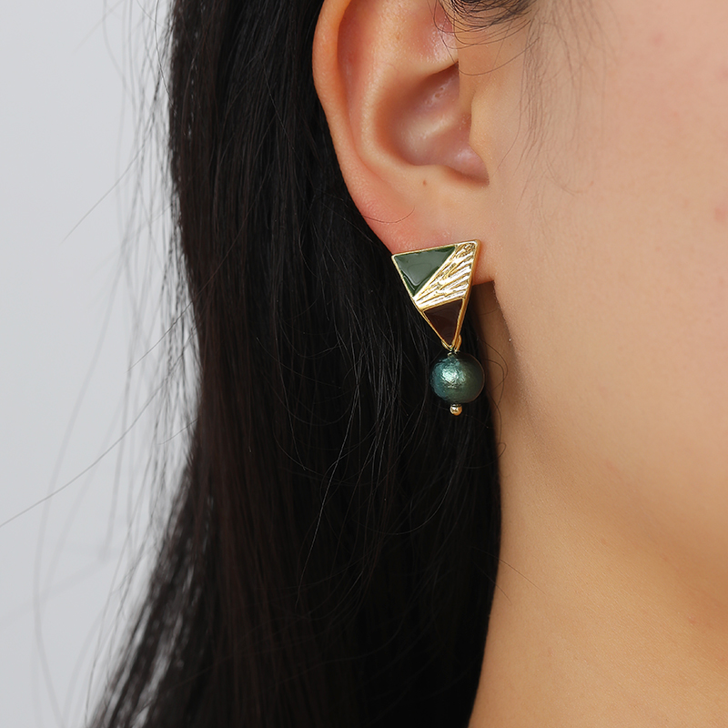 Yudie's new niche design geometric shape metal bead earrings are unique, versatile, elegant and fashionable. They are Yudie accessories Application Scenario