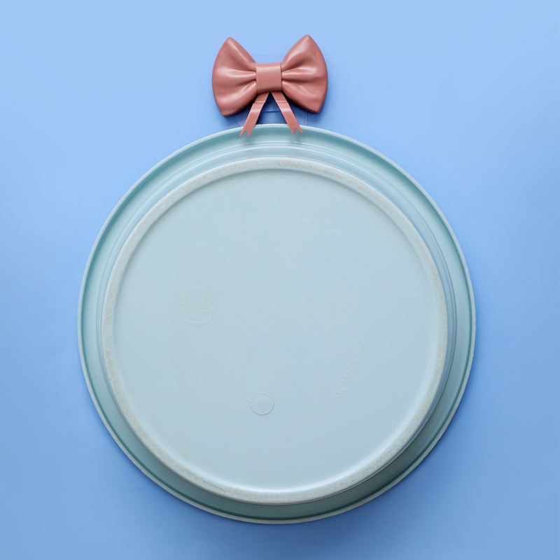 The creative and cute bow-shaped washbasin rack for the kitchen and bathroom does not require drilling. It is a hook-shaped storage rack for organizing and storing washbasins