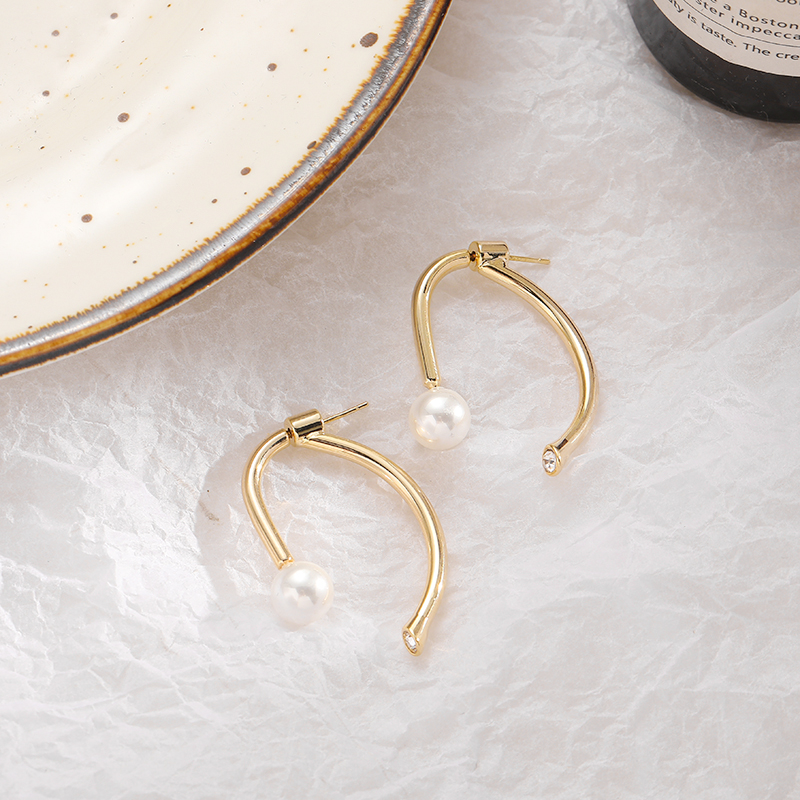 Korean-style light luxury, individual and cold style, inS-style fashionable earrings, stud earrings and butterfly accessories