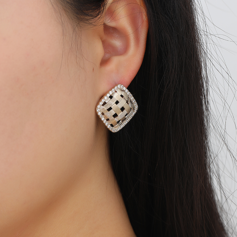 Butterfly Jewelry: Korean style, French retro, Hong Kong style, fashionable and versatile square earrings with woven patterns Application Scenario