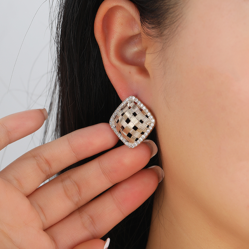 Butterfly Jewelry: Korean style, French retro, Hong Kong style, fashionable and versatile square earrings with woven patterns Specification image