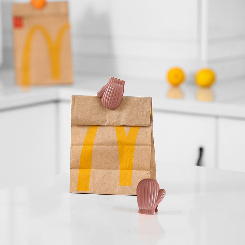 Wudiesheng mini glove-shaped food clips, kitchen plastic sealing clips, snack sealing clips, a pair of cross-border packs Application Scenario
