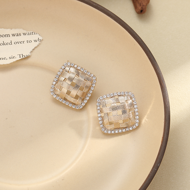 Butterfly Jewelry: Korean style, French retro, Hong Kong style, fashionable and versatile square earrings with woven patterns