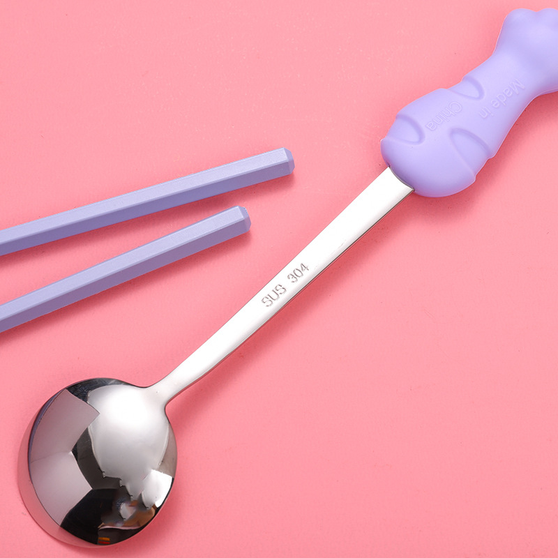 Cat paw silicone tableware set, alloy chopsticks, stainless steel spoons, two-piece set, cute student lunch, office portable spoons and chopsticks Application Scenario