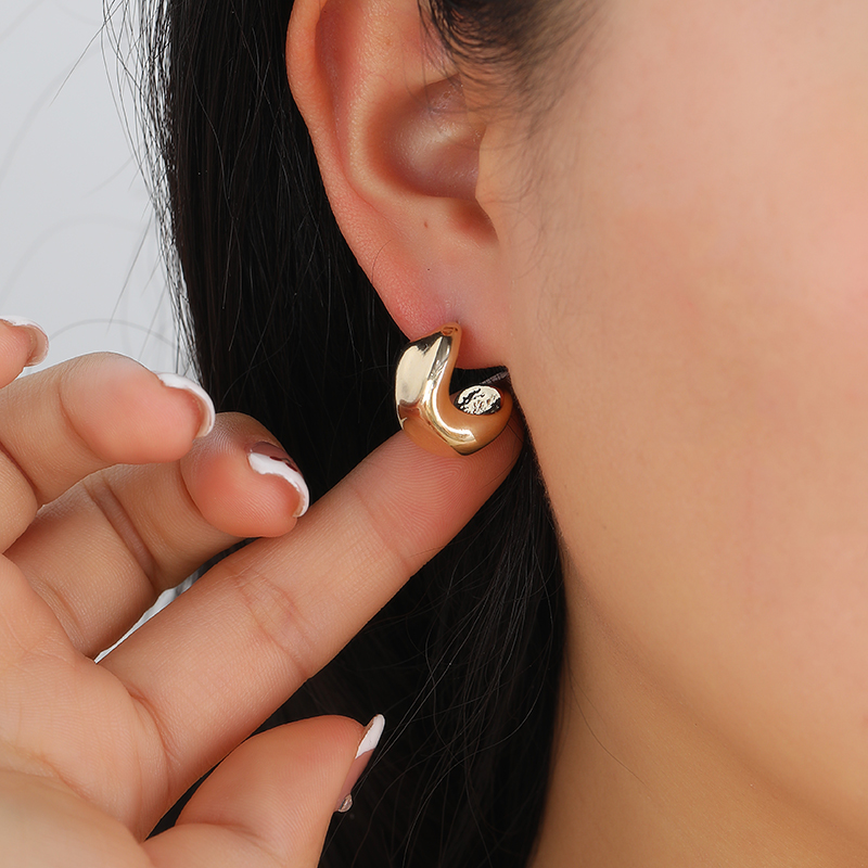 Korean-style fashionable, exquisite and cold style, InS-style small gold ring earrings, stud earrings and butterfly accessories Application Scenario