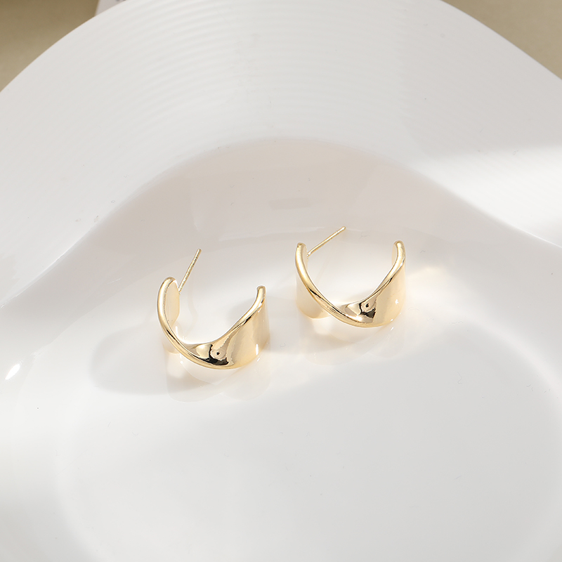Korean-style fashionable, simple, exquisite and cold style metal temperament, versatile earrings, stud earrings and butterfly accessories