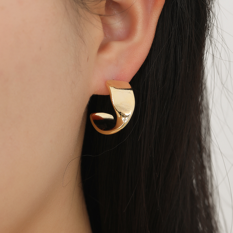 Korean-style fashionable, simple, exquisite and cold style metal temperament, versatile earrings, stud earrings and butterfly accessories Application Scenario
