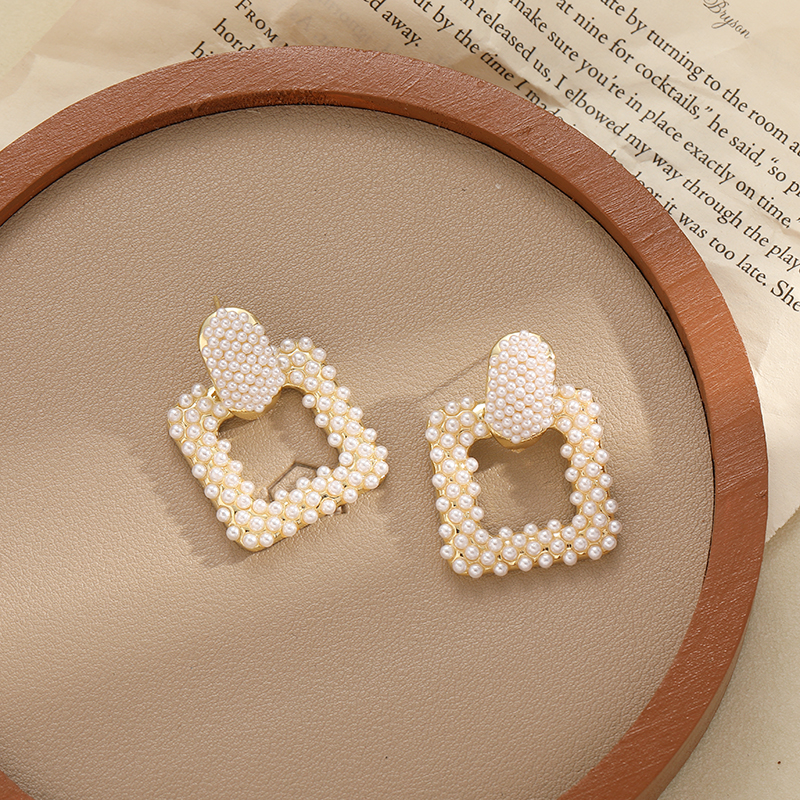 Korean-style fashionable and exquisite square earrings, stud earrings and butterfly-shaped accessories with a small fragrance of rice beads