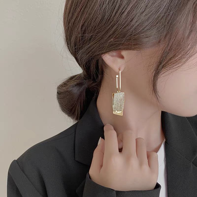 Dingxin Accessories Earrings 911818, a popular new product for foreign trade, offers fashionable metal earrings with a European and American style. Wholesale supply details Picture