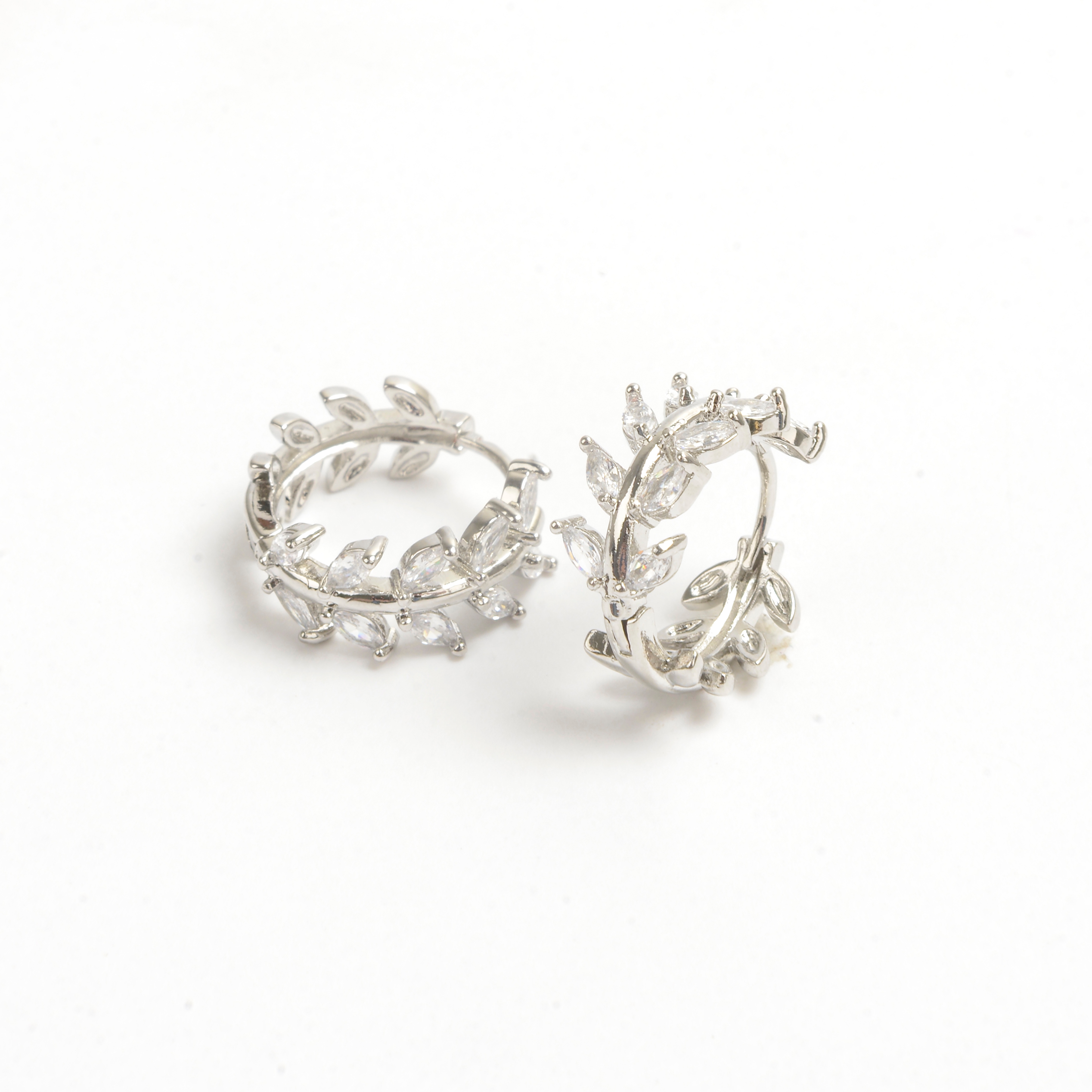 2022 nueva moda hoja forma pendientes con taladrado plata pendientes details Picture