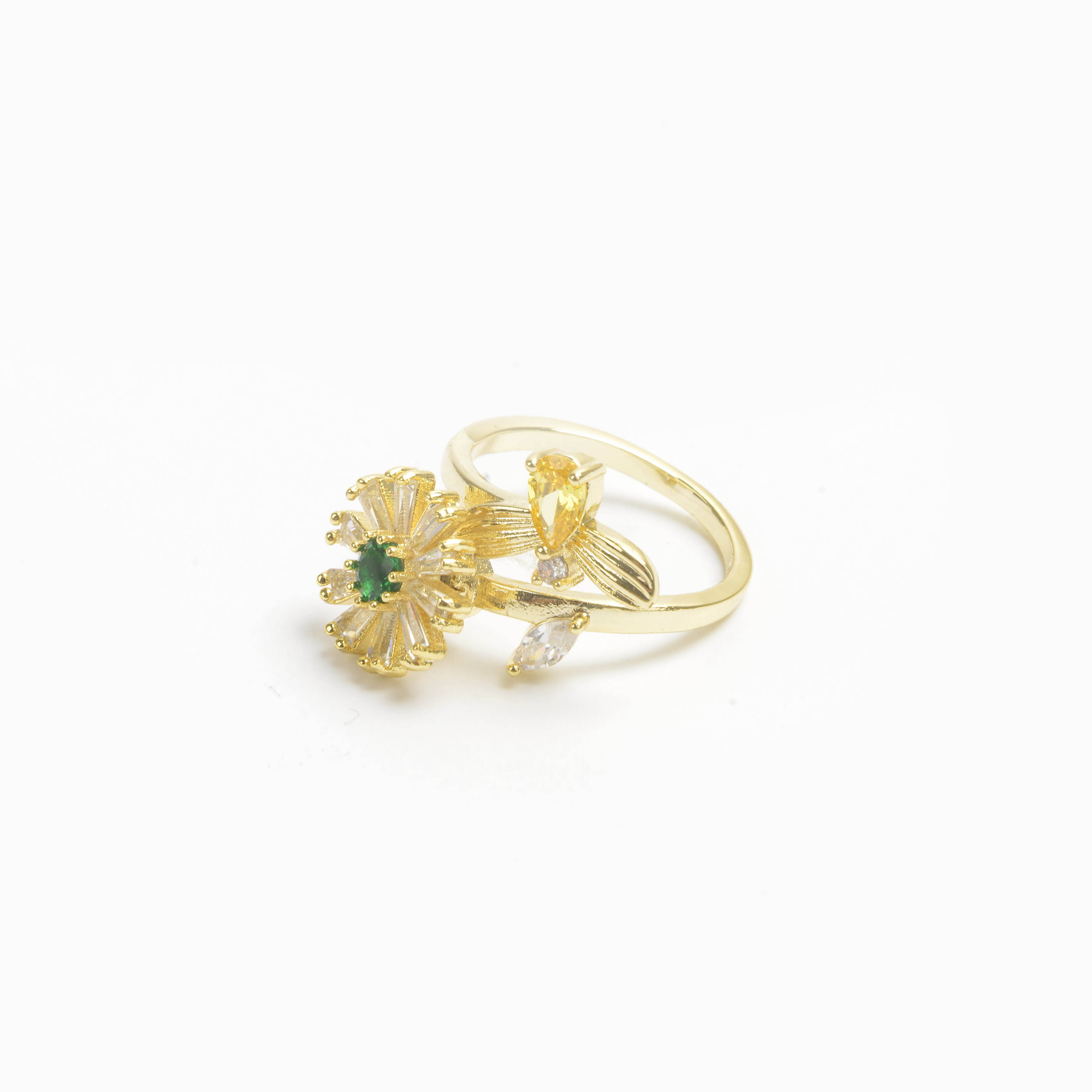 2022 New flower-shaped ring with gold diamonds for ladies Application Scenario