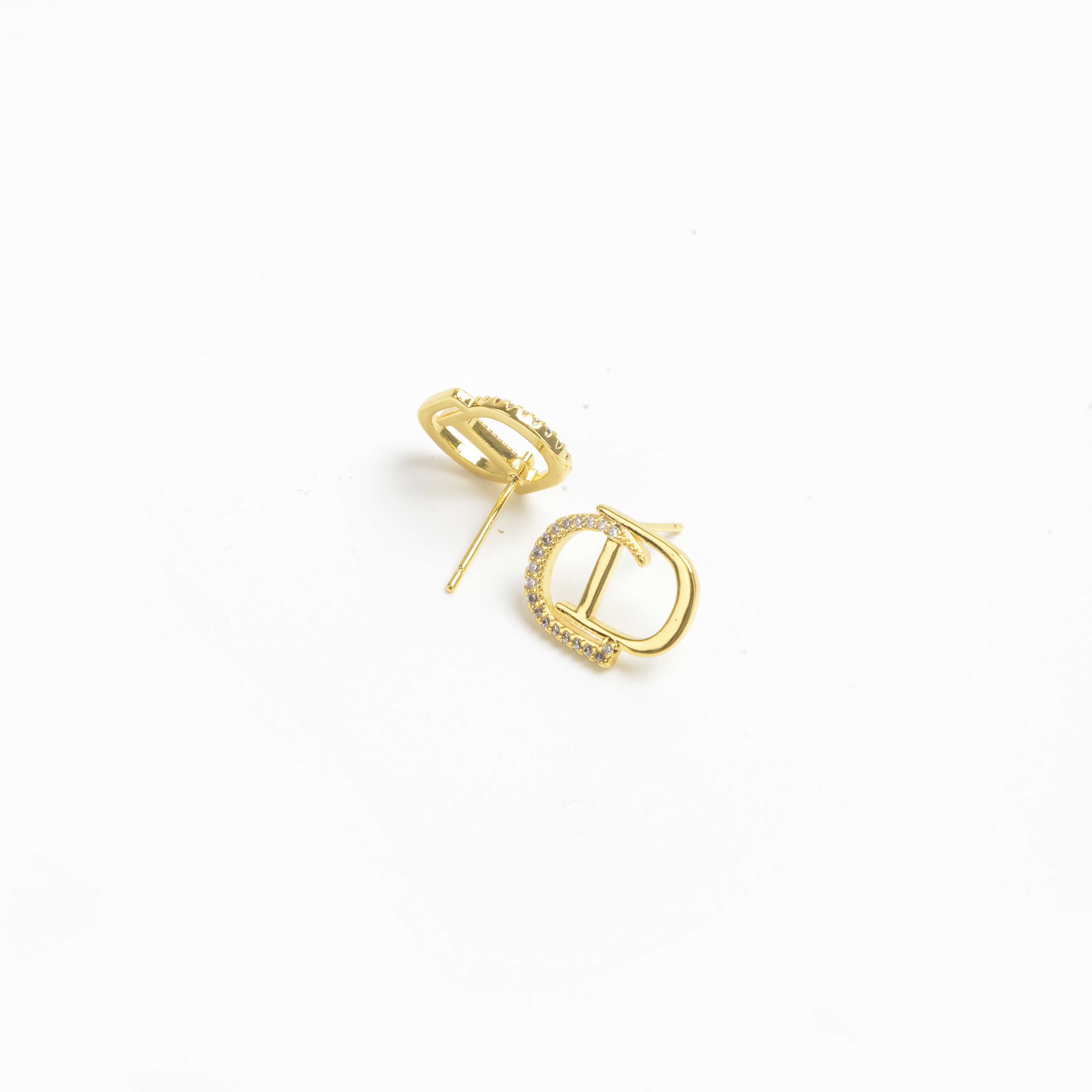 2022 nuevo CD estilo pendientes con taladrado oro pendientes Specification image