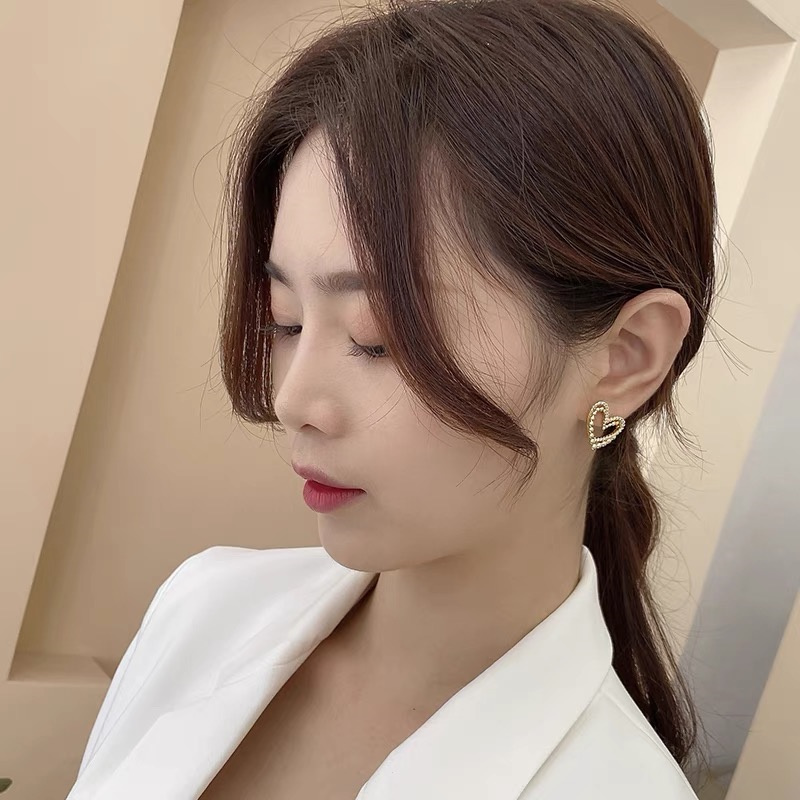 Dingxin Accessories Earrings 911723, a popular new product in foreign trade, offers fashionable metal earrings with a European and American style. Wholesale supply from the manufacturer details Picture