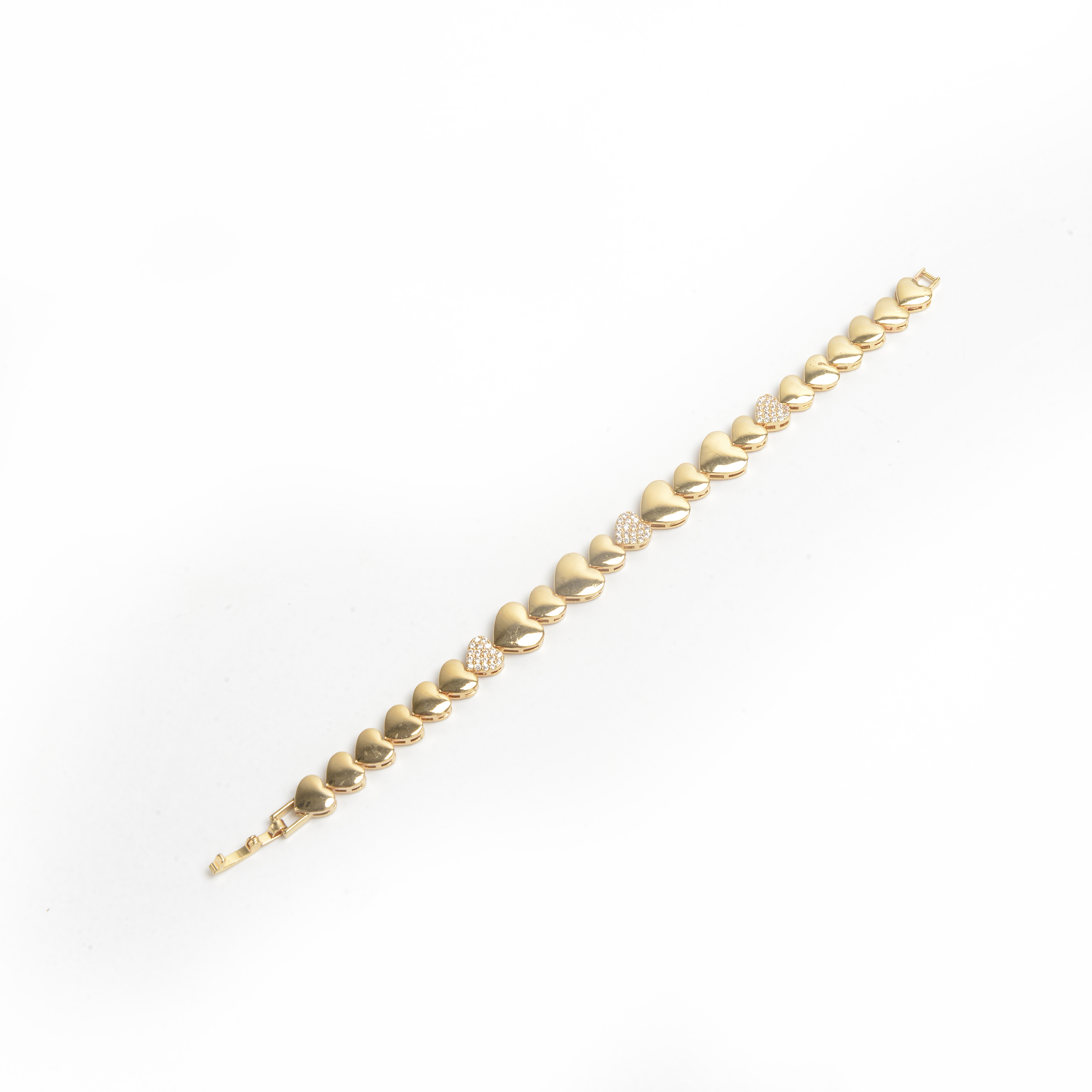 The 2022 new trendy accessory: A golden heart-shaped interlocking bracelet with diamonds